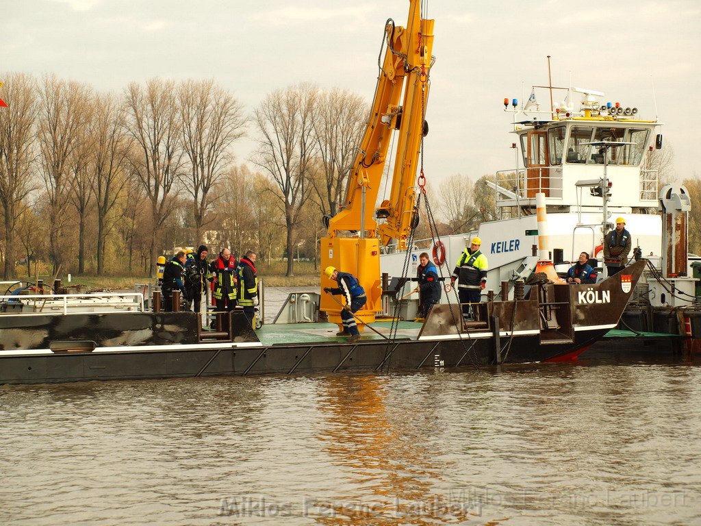 Bergung PKW im Rhein Hitdorfer Fähre P189425.JPG